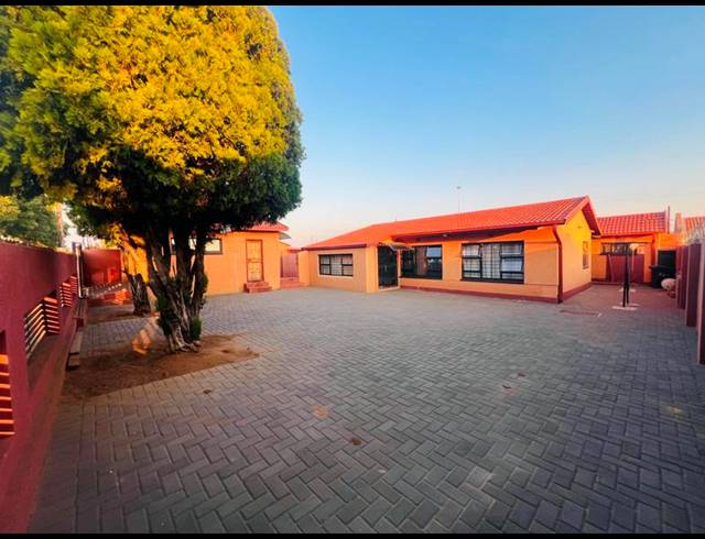 5 BEDROOM HOUSE FOR SALE IN MABOPANE UNIT C